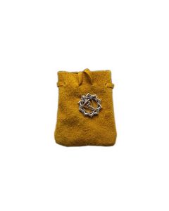Estuche de gamuza  amarillo con símbolo de chakra 3.25x2.75"